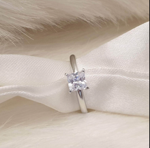 Load image into Gallery viewer, Perry Solitaire Engagement Ring