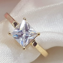 Load image into Gallery viewer, Freeda Solitaire Engagement Ring