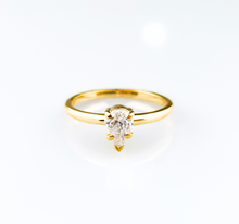 Load image into Gallery viewer, Bettina Solitaire Engagement Ring