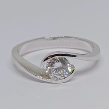 Load image into Gallery viewer, Aica Solitaire Engagement Ring