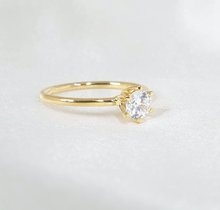 Load image into Gallery viewer, Bunch Solitaire Engagement Ring
